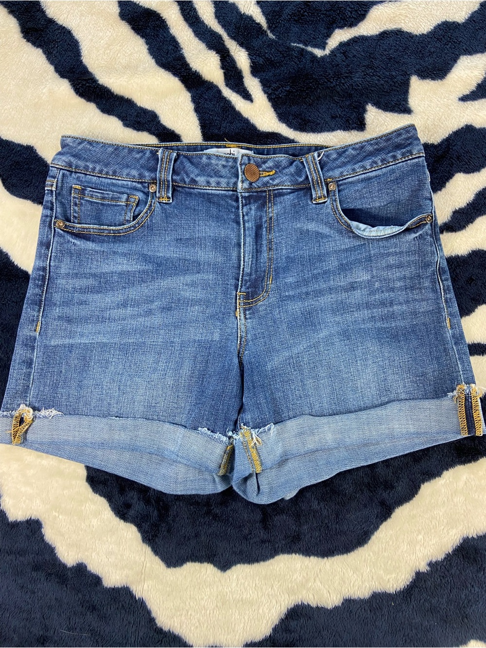 CAbi 6191 Women's Shorts Medium Blue Denim Cuffed Cut Off Jean Bermuda Stretch